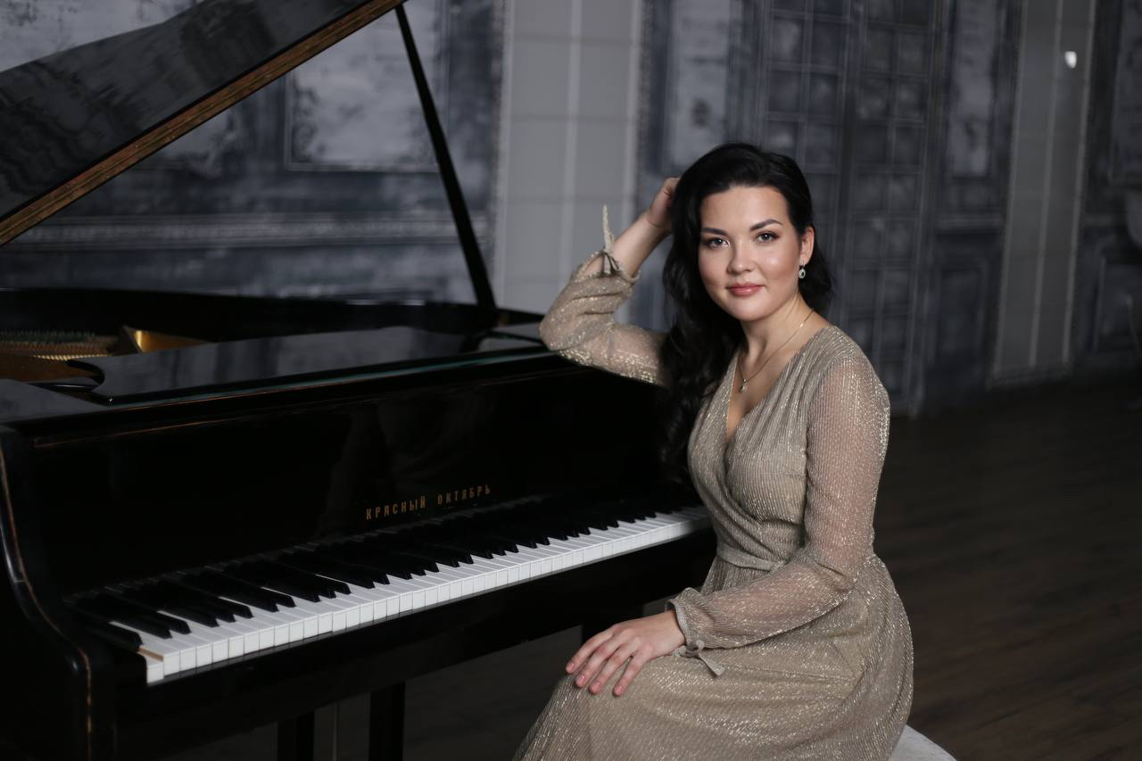 Maria Kolosova at the piano